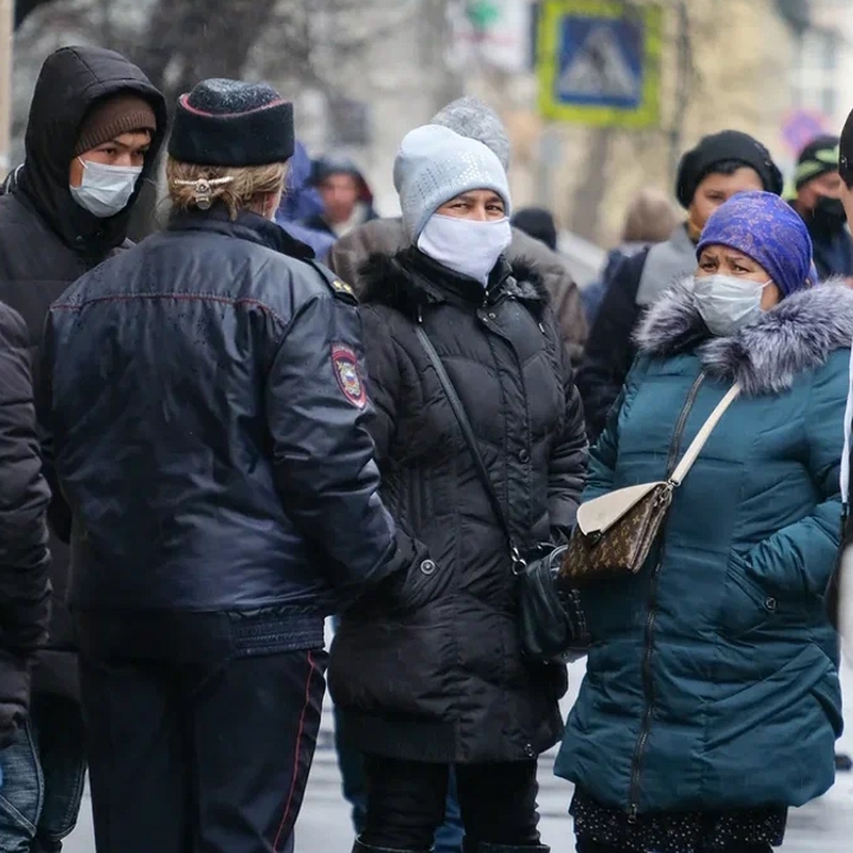 Три тысячи мигрантов доставили в отделы полиции в новогоднюю ночь в  Петербурге - KP.RU