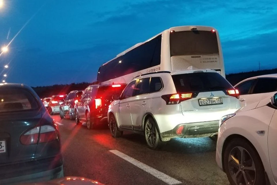 Новогодние праздники оживили движение по Крымскому мосту. Фото: соцсети