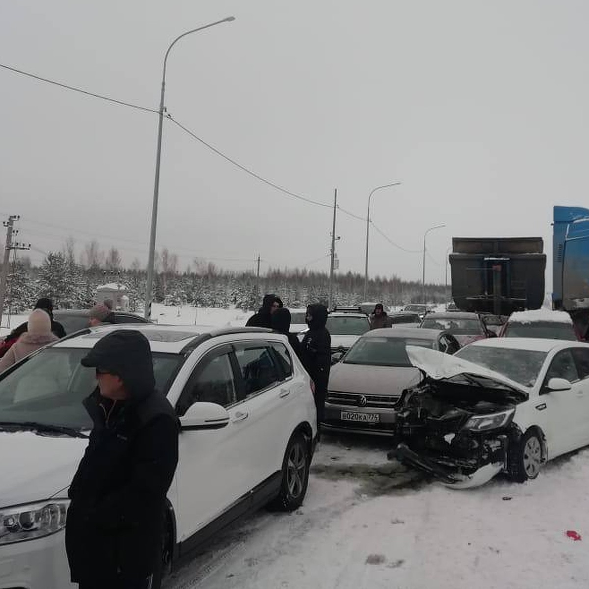 Разбилось 13 машин: крупная авария парализовала движение на трассе между  Челябинском и Екатеринбургом - KP.RU