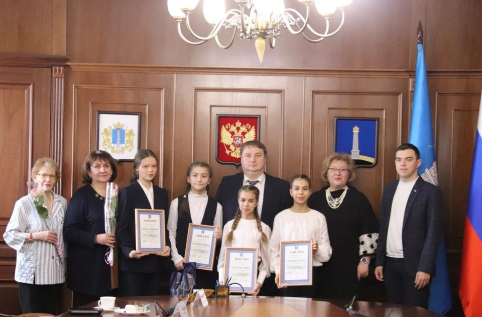 Глава Ульяновска встретился с золотыми медалистами региональных Дельфийских игр | ФОТО: телеграм-канал Александра Болдакина