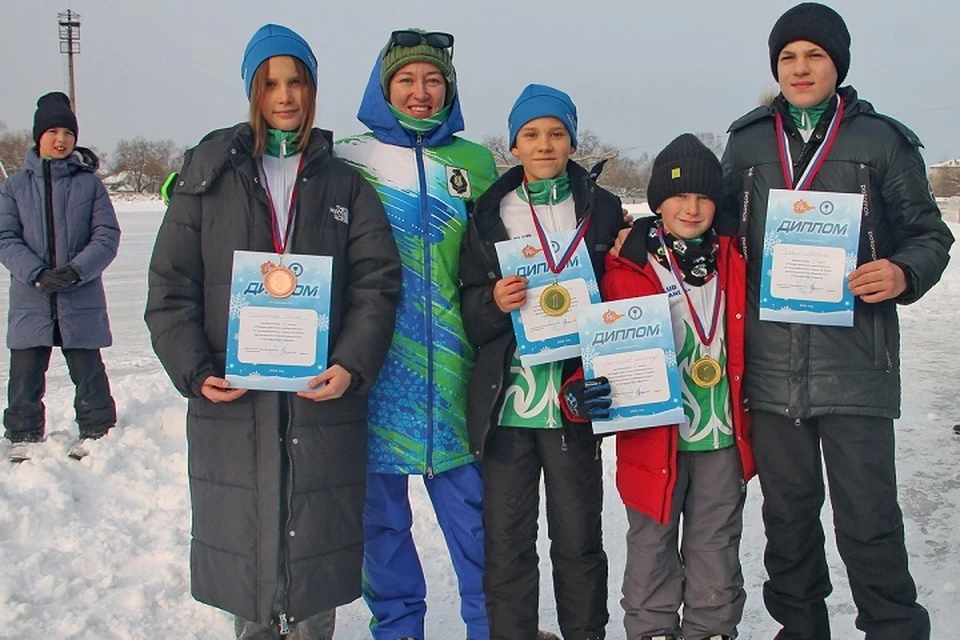 Отличившиеся хабаровские конькобежцы с тренером Татьяной Федотовой