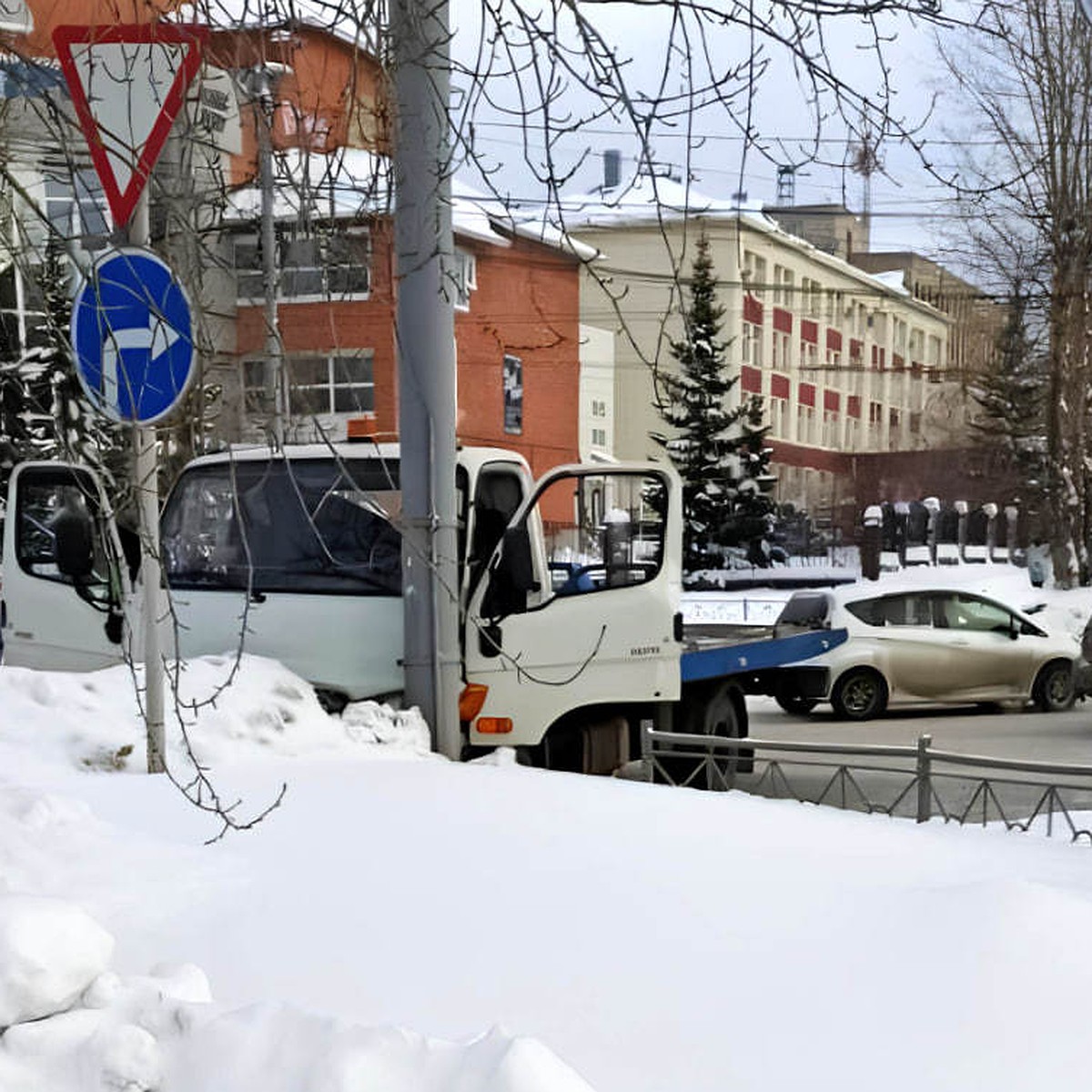 В Томске водитель эвакуатора потерял сознание и врезался в столб - KP.RU