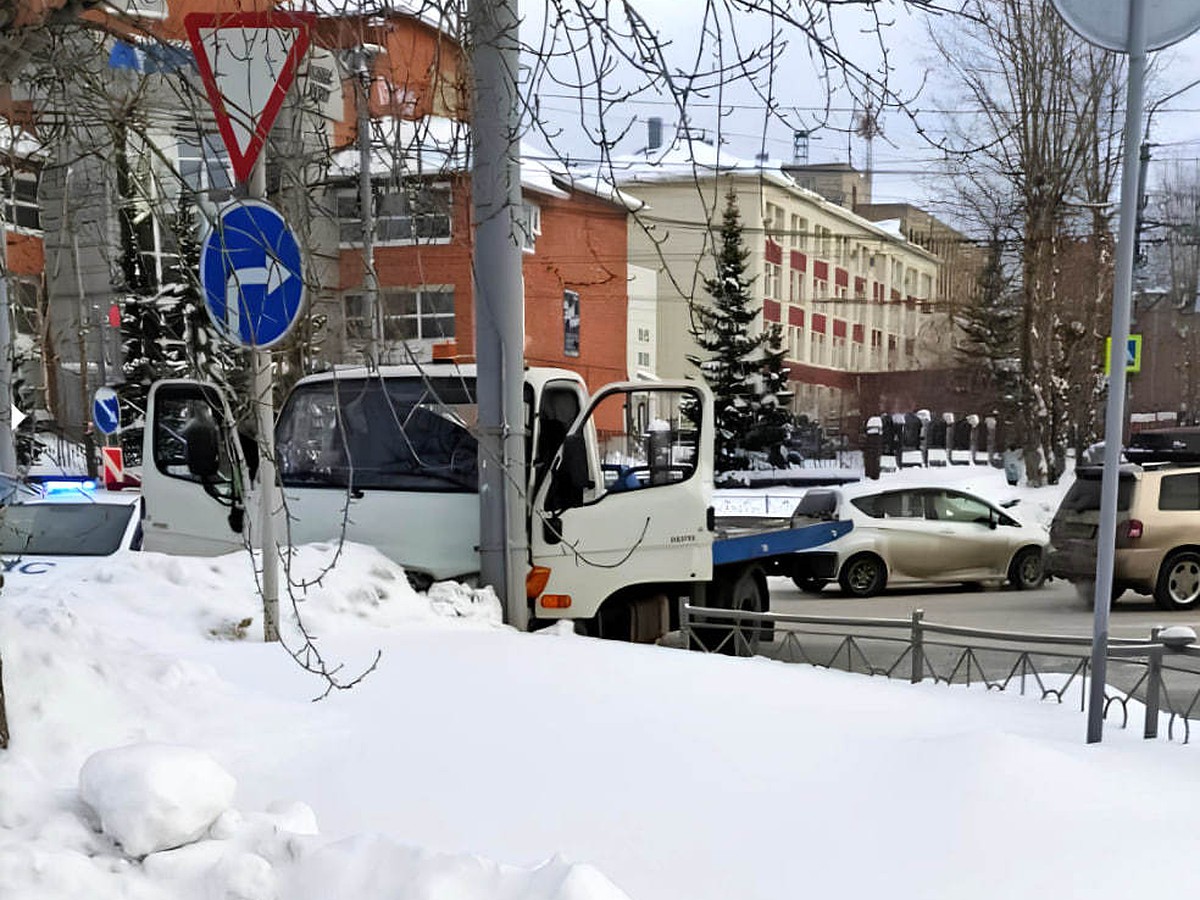 В Томске водитель эвакуатора потерял сознание и врезался в столб - KP.RU