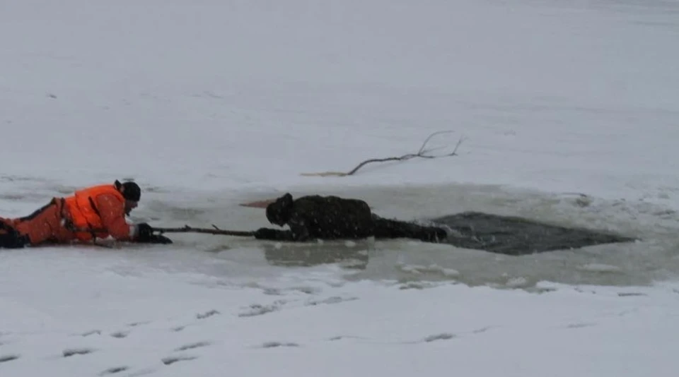 Рыбаков вытащили из ледяной воды спасатели. Фото: ГБУЗ «КССМП».