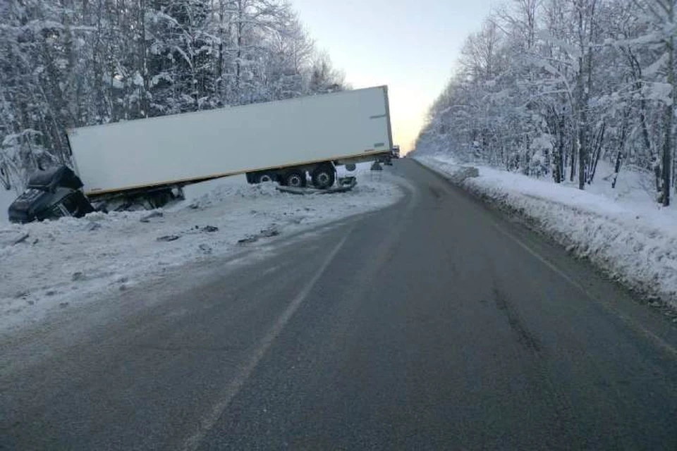 Фура съехала в кювет в районе поселка Мурино в Иркутской области