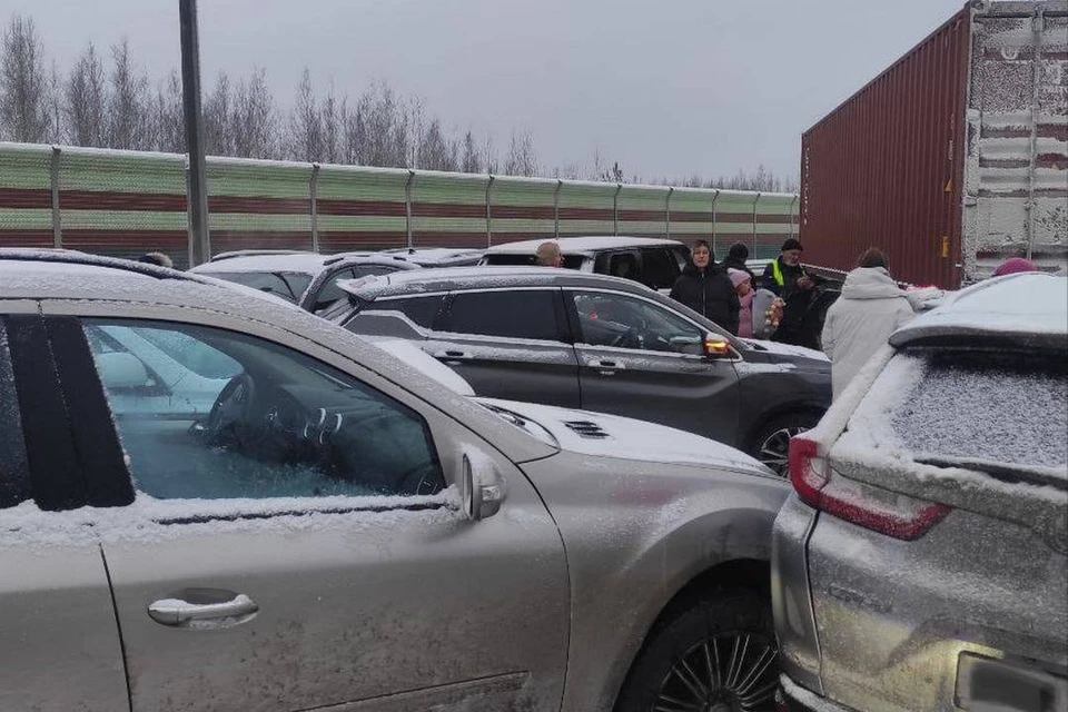 Четыре человека погибли в массовом ДТП на М-11 в Новгородской области. t.me/ugibdd53