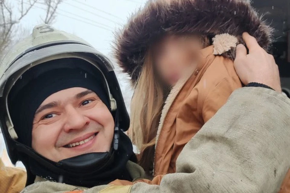 В Луганске 8 января на улице Геологическая девочка оказалась взаперти на балконе 3 этажа пятиэтажки. Фото - МЧС ЛНР