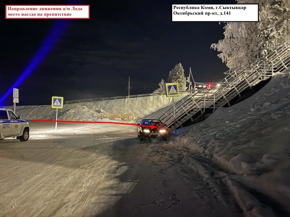 Молодой водитель врезался в перила у лестницы в Сыктывкаре и получил травмы. Фото: ГИБДД по Коми.