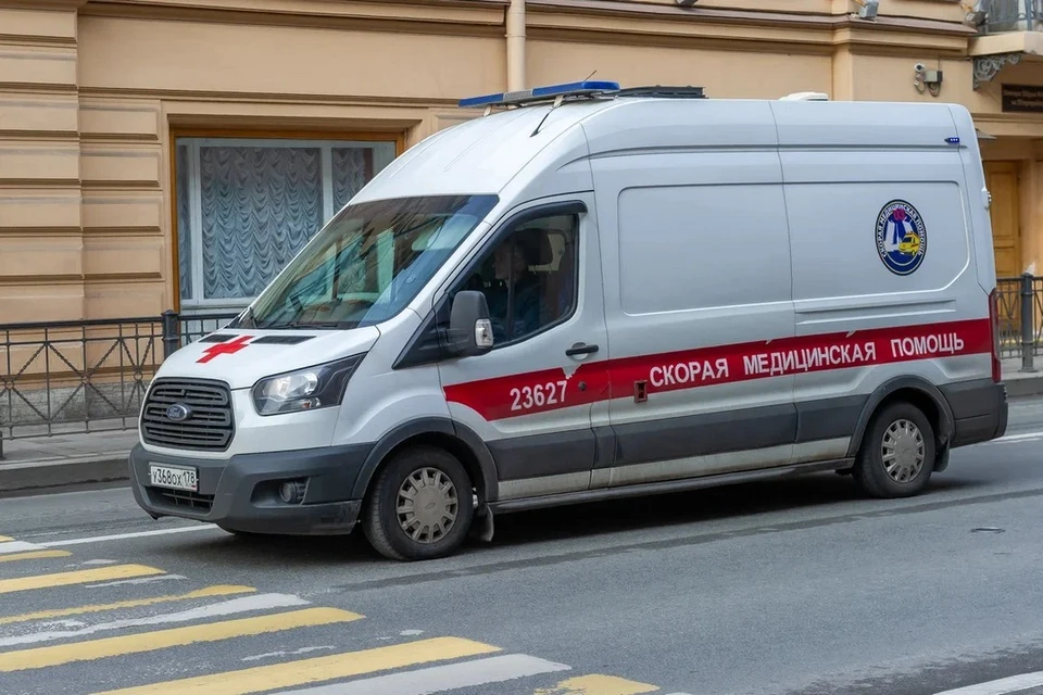Школьницу под наркотиками нашли в сугробе без верхней одежды в Петербурге.