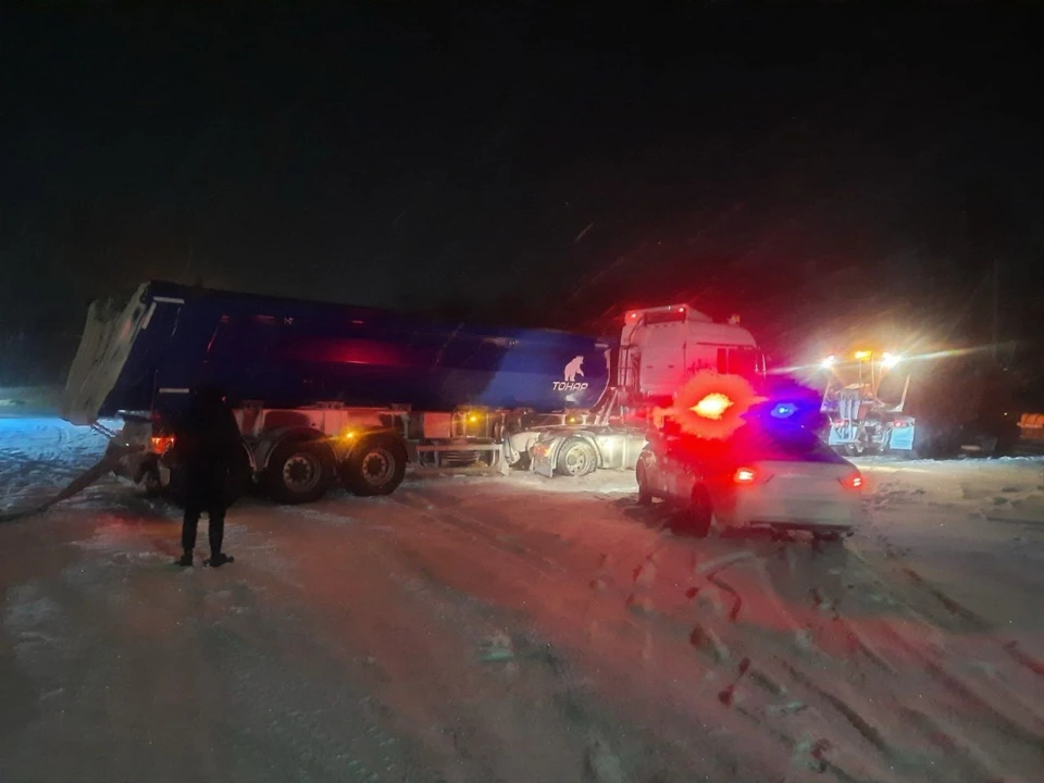 В Балашове на жд путях застрял грузовик (фото: МО МВД России «Балашовский»)