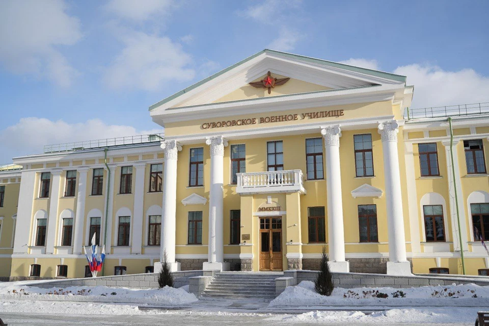 В Иркутской области провели экскурсию для школьников в Суворовском училище