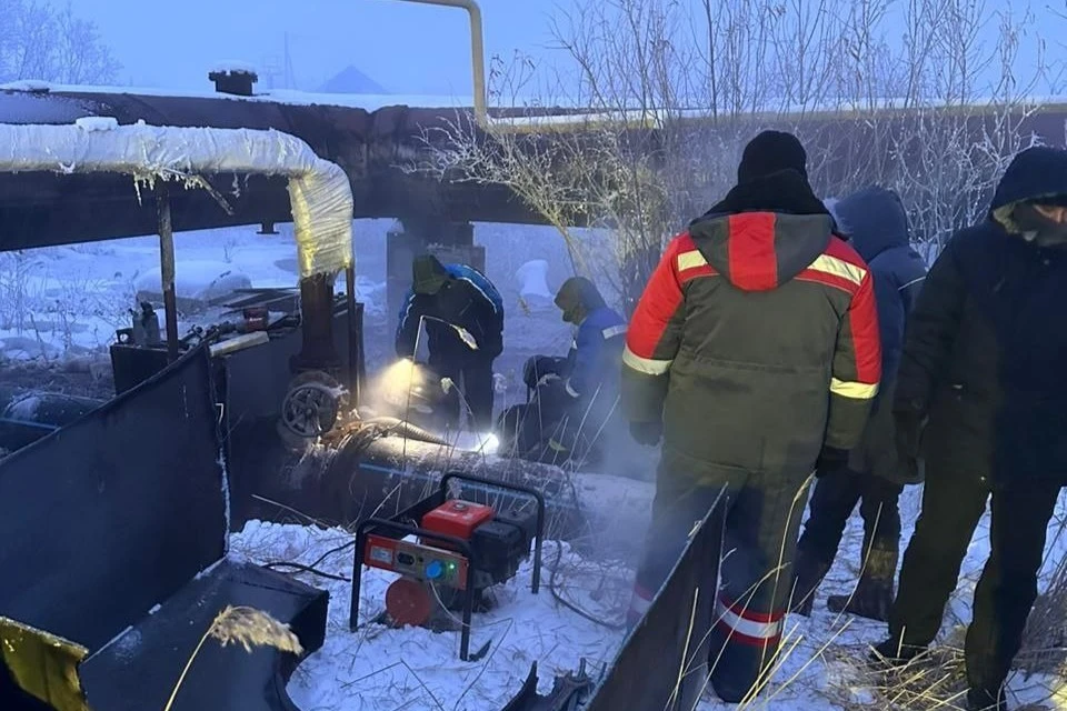 На устранении повреждения трубопровода задействованы 15 человек и 5 единиц техники «Водоканала». Фото: пресс-служба мэрии Якутска