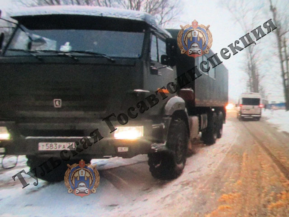 В Туле грузовик сбил бредущего по обочине пешехода