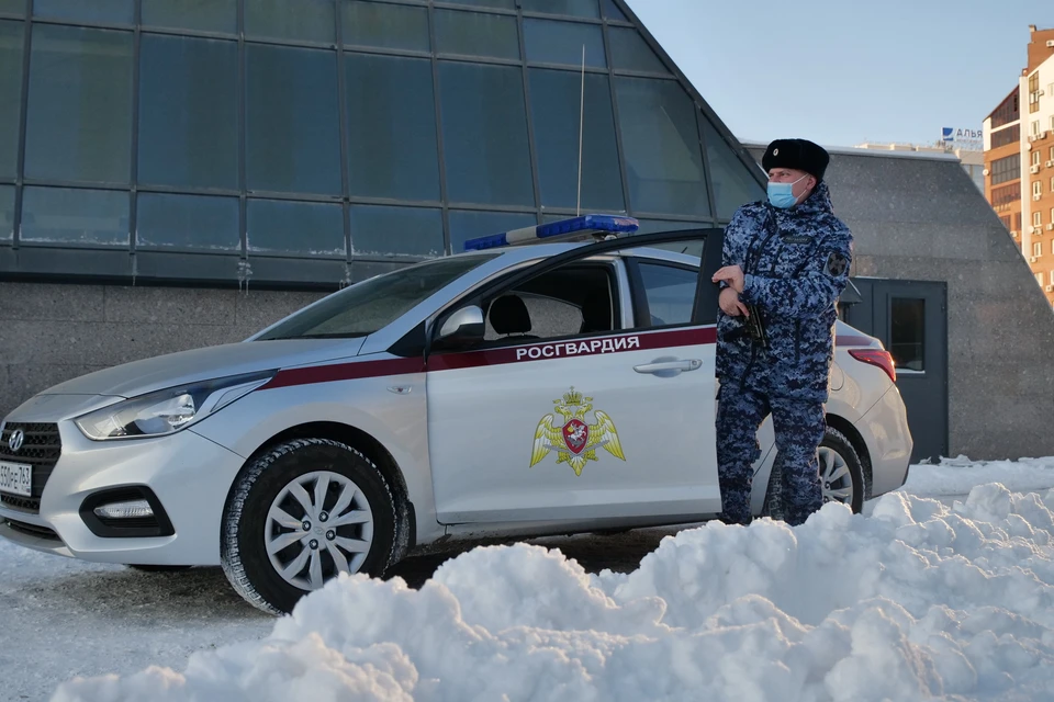 В Печоре из здания школы вывели мужчину в наручниках.