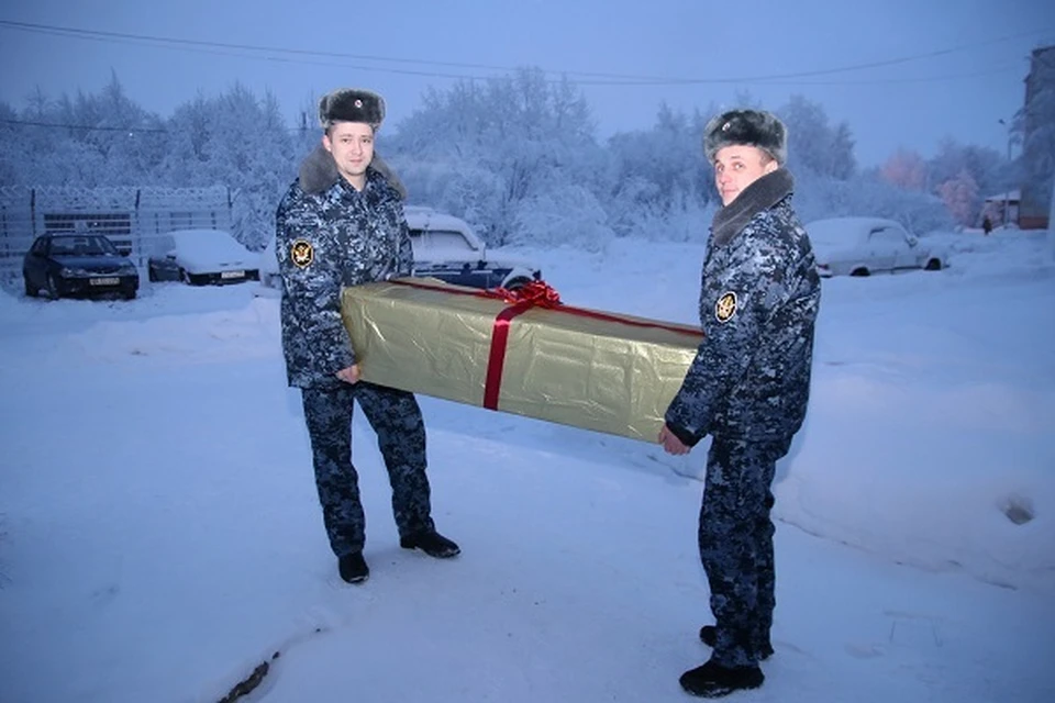 В канун старого Нового года сотрудники ФСИН исполнили мечту 8-летнего мальчика из Эжвы. Фото: ФСИН по Коми.