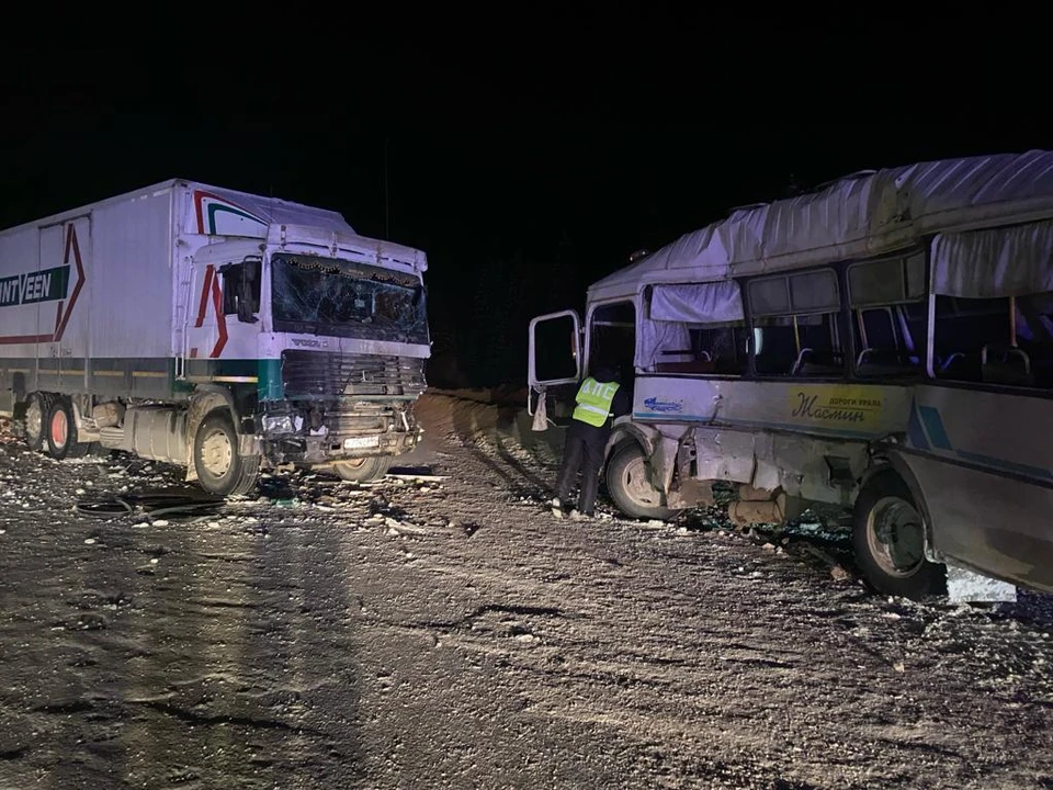 Водитель автобуса забирал восьмерых рабочих из поселка городского типа Ачит и вез их на работу в Нижние Серги. Фото: ГИБДД Свердловской области