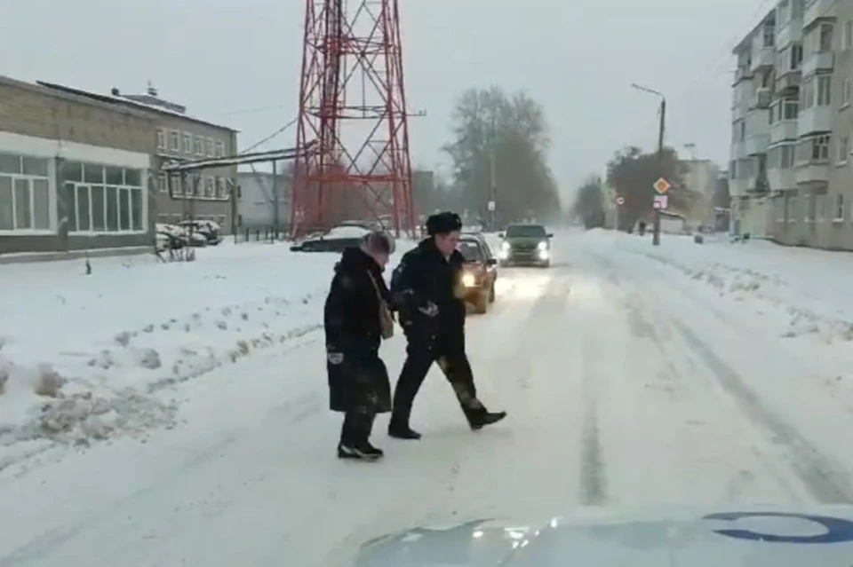 Она переходила проезжую часть и упала прямо на нее. Фото: ГИБДД Свердловской области
