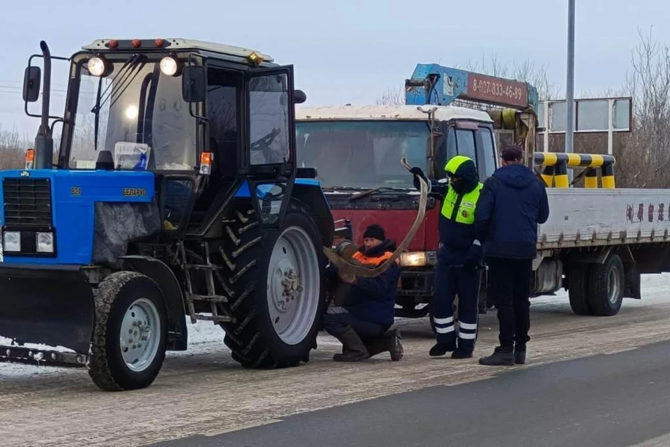 Инспекторы ульяновской Госавтоинспекции выручают автовладельцев в сложных дорожных ситуациях. ФОТО: ГАИ Ульяновской области