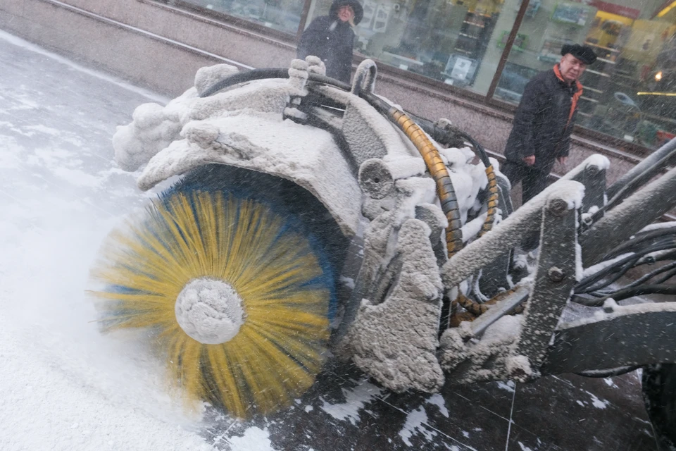 Сотрудники дорожных служб активно убирают улицы города.
