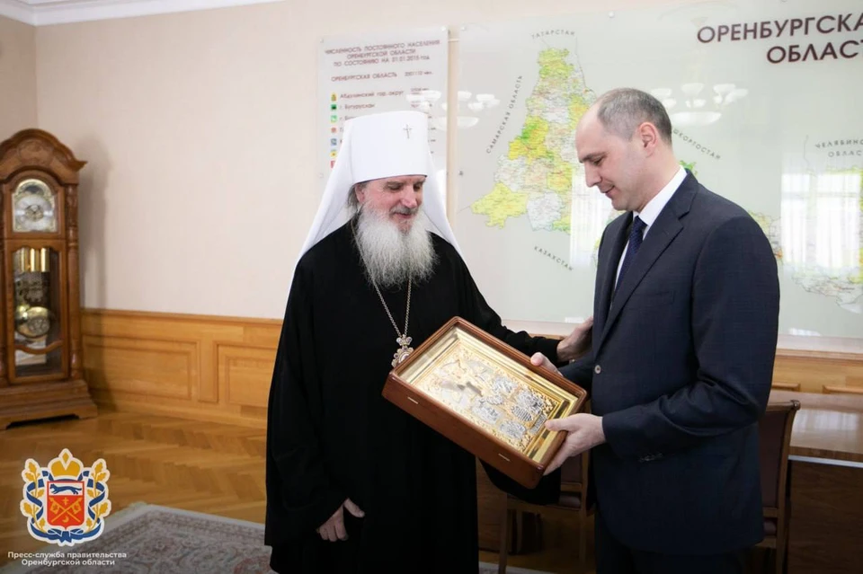 Митрополит подарил Денису Паслеру икону ангела-хранителя, которая будет оберегать Оренбургскую область и ее жителей