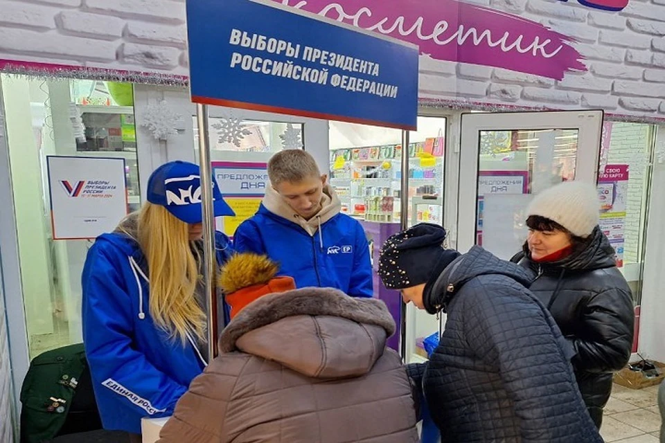 В ДНР стартовал единый день сбора подписей в поддержку Владимира Путина. Фото: ЕР ДНР