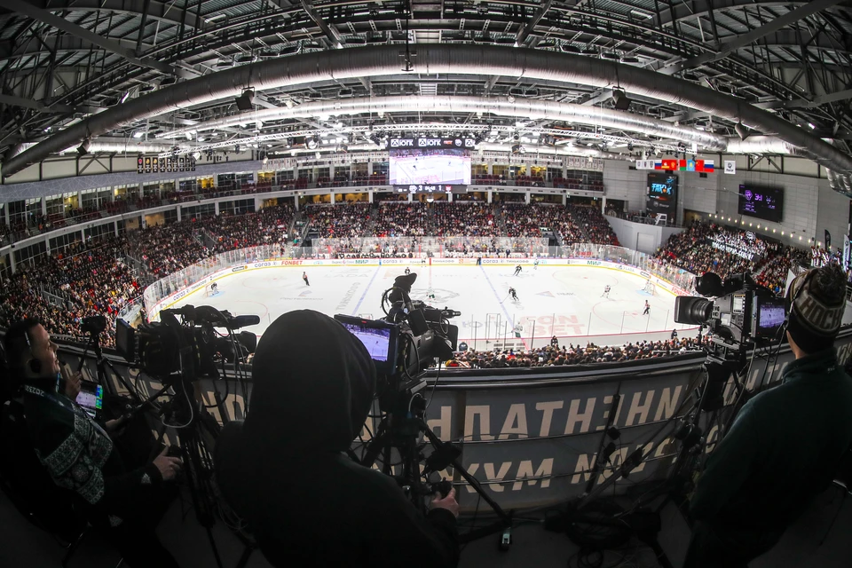 Вместимость арены «Трактор» на хоккее составляет 7,5 тысяч человек, на иных мероприятиях это число доходит до девяти тысяч.