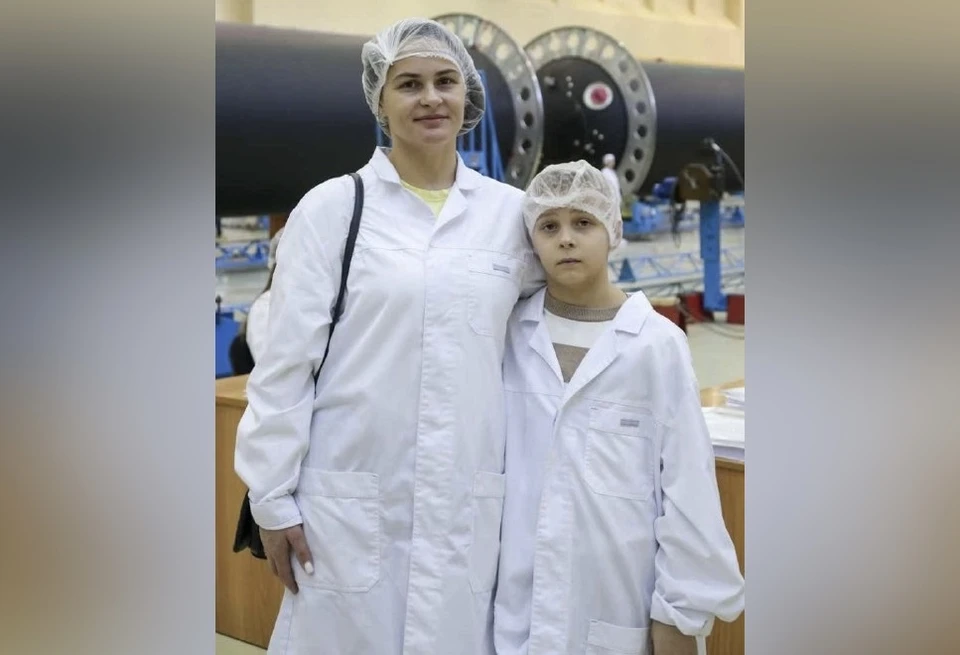 9-летний Матвей вместе с мамой на омском заводе «Полет». Фото: пресс-служба правительства Омской области
