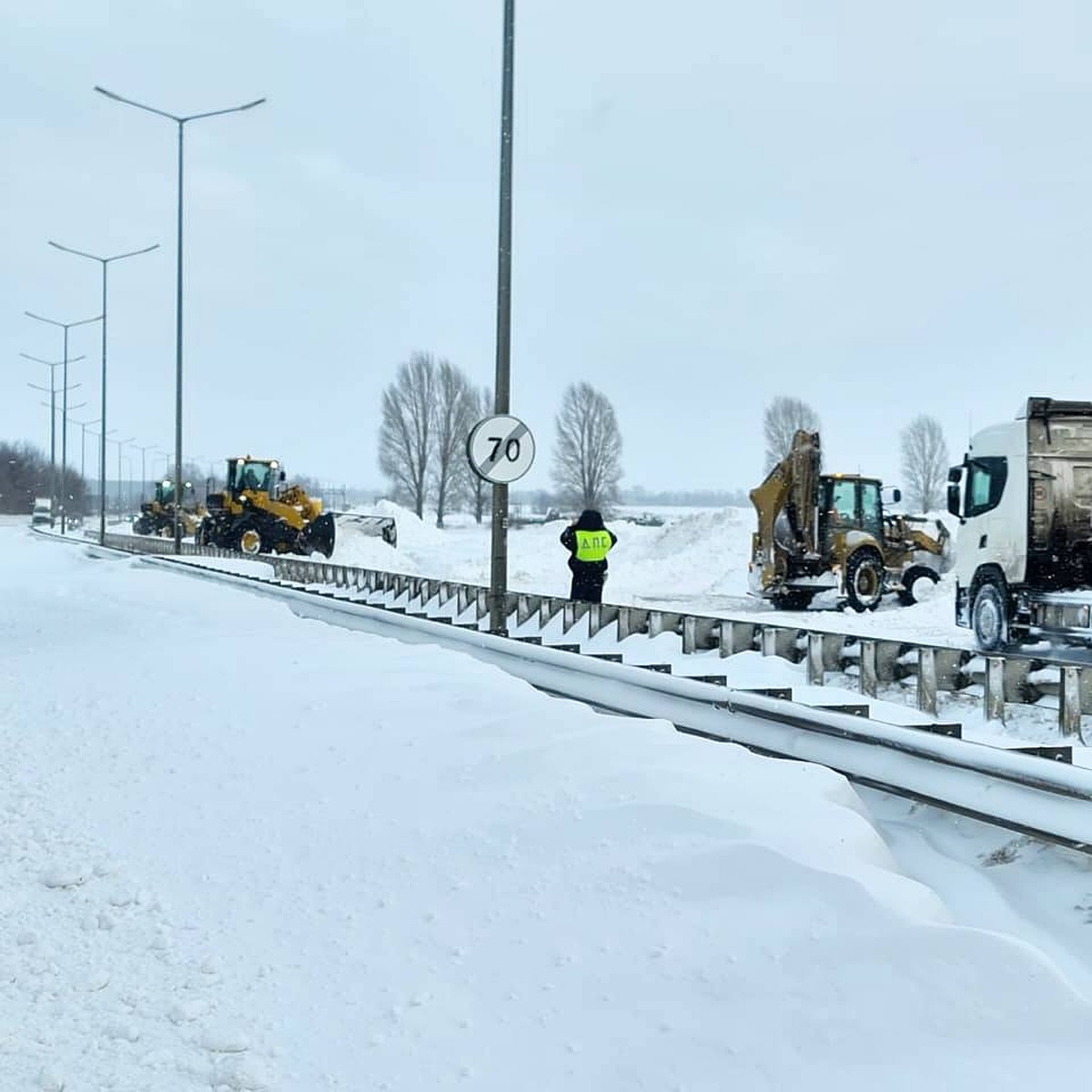 Снегопад в Ульяновской области 17 января 2024: что происходит на дорогах,  отмена занятий в школах, когда закончится снег, видео - KP.RU