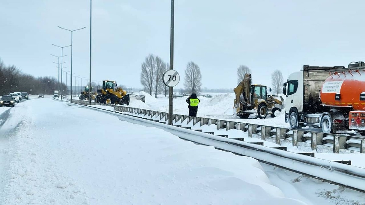 Снегопад в Ульяновской области 17 января 2024: что происходит на дорогах,  отмена занятий в школах, когда закончится снег, видео - KP.RU