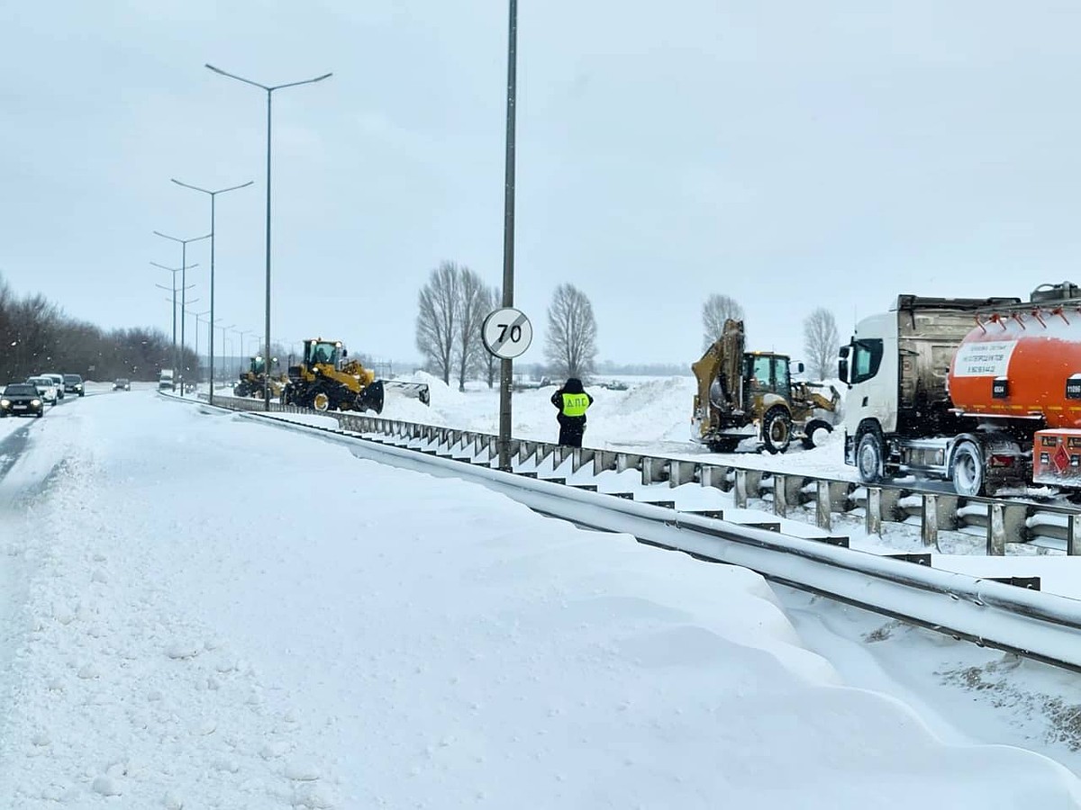 Снегопад в Ульяновской области 17 января 2024: что происходит на дорогах,  отмена занятий в школах, когда закончится снег, видео - KP.RU