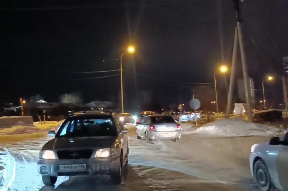 Затор образовался из-за двух автобусов Фото: Иван Волков