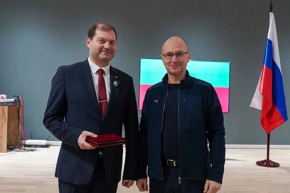 Почетную награду Александру Кузьменко вручил первый заместитель руководителя администрации президента России Фото: министерство культуры Херсонской области