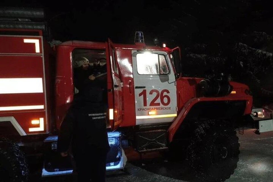 Посреди пустой дороги в снежный буран в заглохшей и замерзающей машине остались ждать помощи мама и маленький ребенок. Фото: ГКУ СО "Центр по делам ГО, ПБ и ЧС"