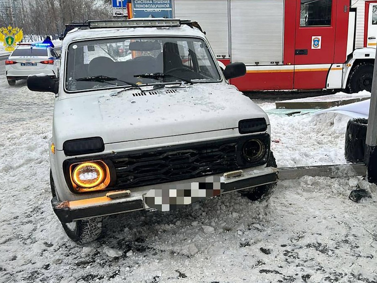 «Нива» протаранила остановку на юго-востоке Москвы, пять человек получили  травмы - KP.RU