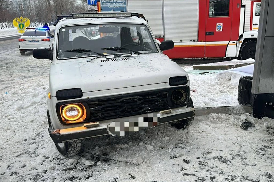 Нива протаранила остановку с людьми. Пять человек пострадали. В московском