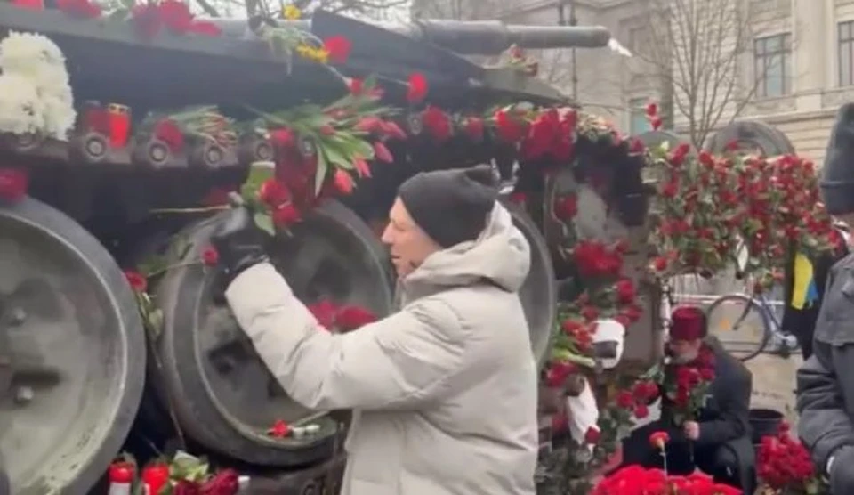 Продавцы цветов готовы предоставлять скидку на гвоздики и розы тем, кто понесет их к подбитому танку.