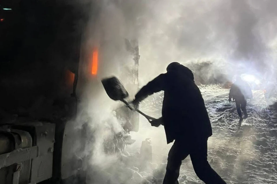 Блогеры спасли полуприцеп-бензовоза, который был полон нефтью. Фото: t.me/redsardana