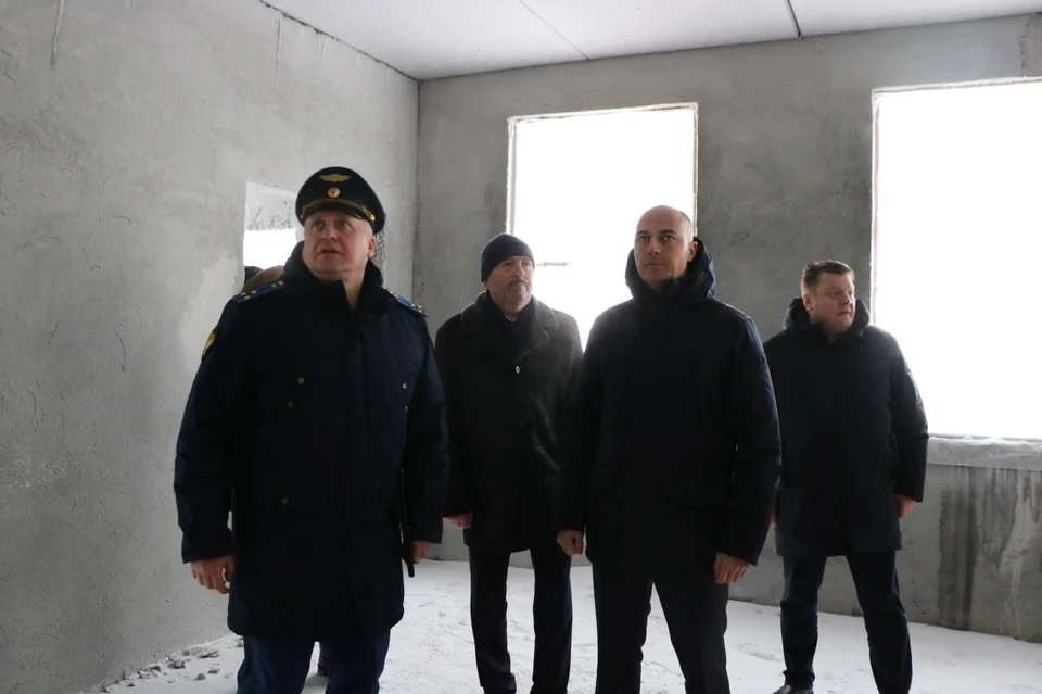 Рязанские прокурор и вице-губернатор нагрянули в недостроенный детсад. С ними был министр строительного комплекса Дмитрий Василевский (справа).
