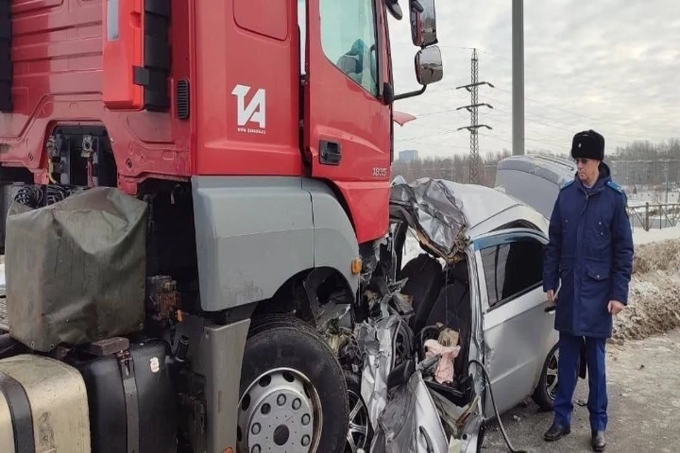 На окружной дороге Ярославля в ДТП с грузовиком погибли два человека
