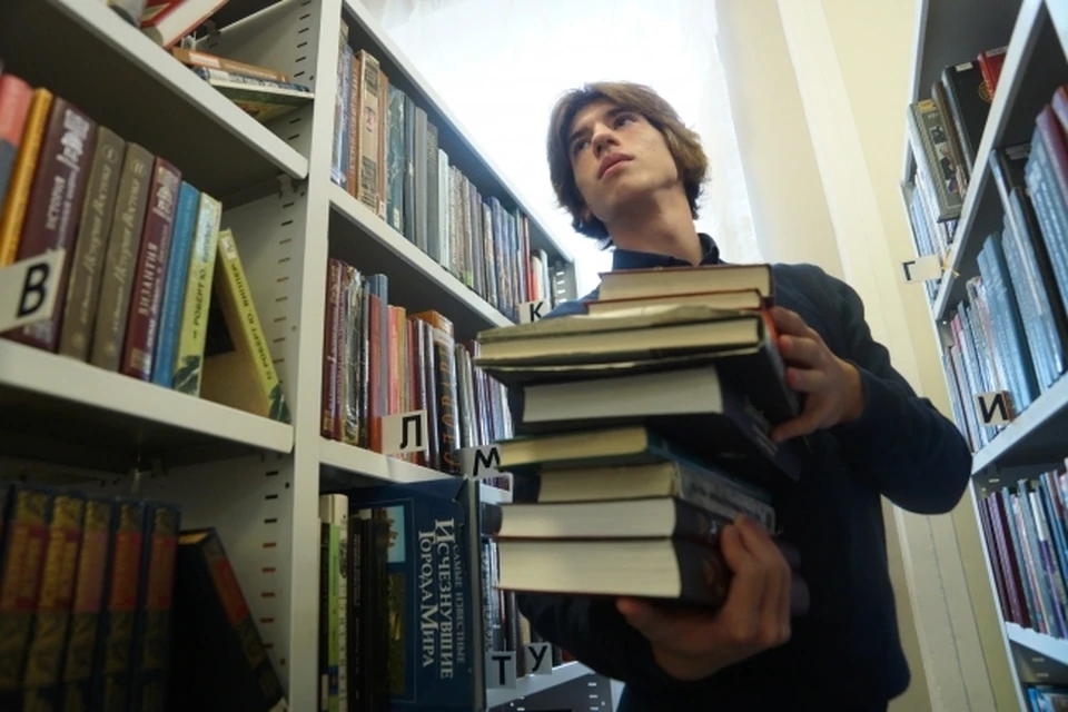 книгохранилище в школьной библиотеке. интерьер школьной библиотеки. интерьер современной библиотеки. в школьной библиотеке 7000 книг. в школьной библиотеке 7000.