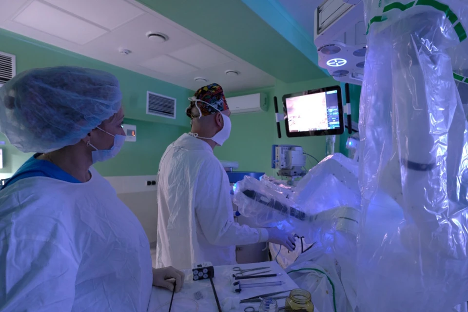 Операционная бригада с помощью робота ювелирно удалила опухоль из почки и аневризмы из сосуда. Фото: минздрав Ростовской области.