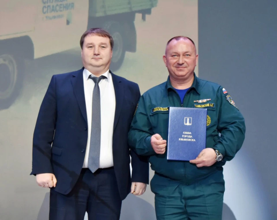 Мэр Ульяновска наградил главу поисково-спасательной службы ключами от УАЗа. ФОТО: администрация Ульяновска