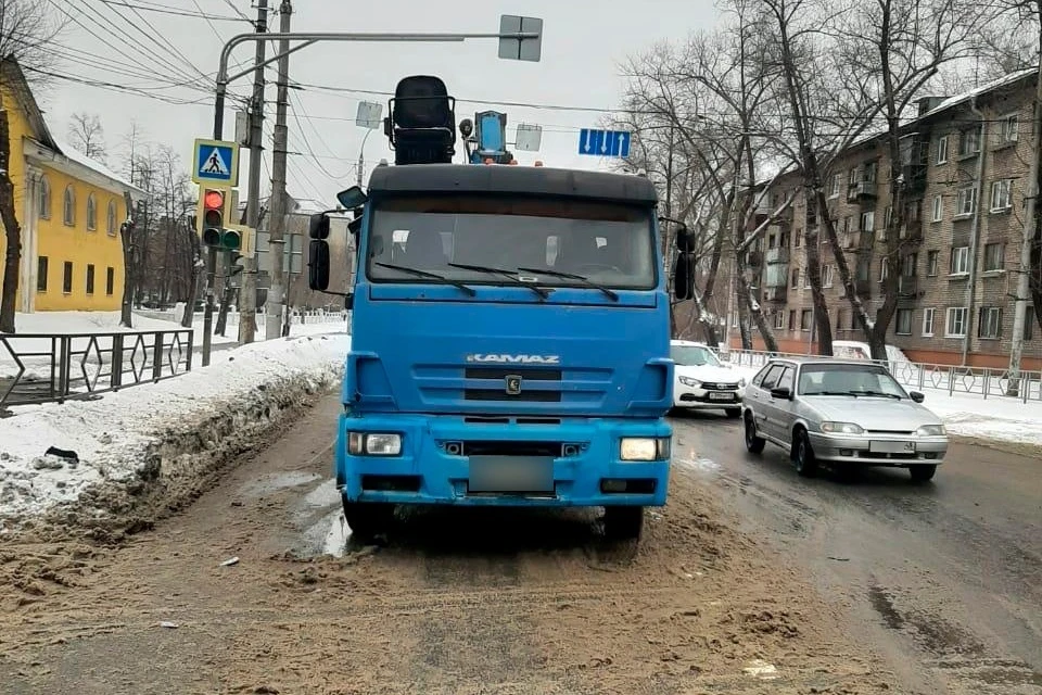 ГИБДД расследует смертельное ДТП с КамАЗом и пешеходом в Липецке