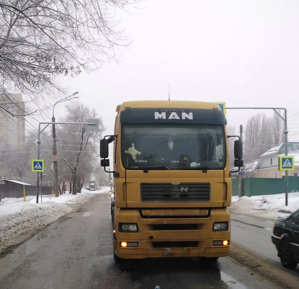 В Воронеже мужчина погиб под колесами грузовика - KP.RU