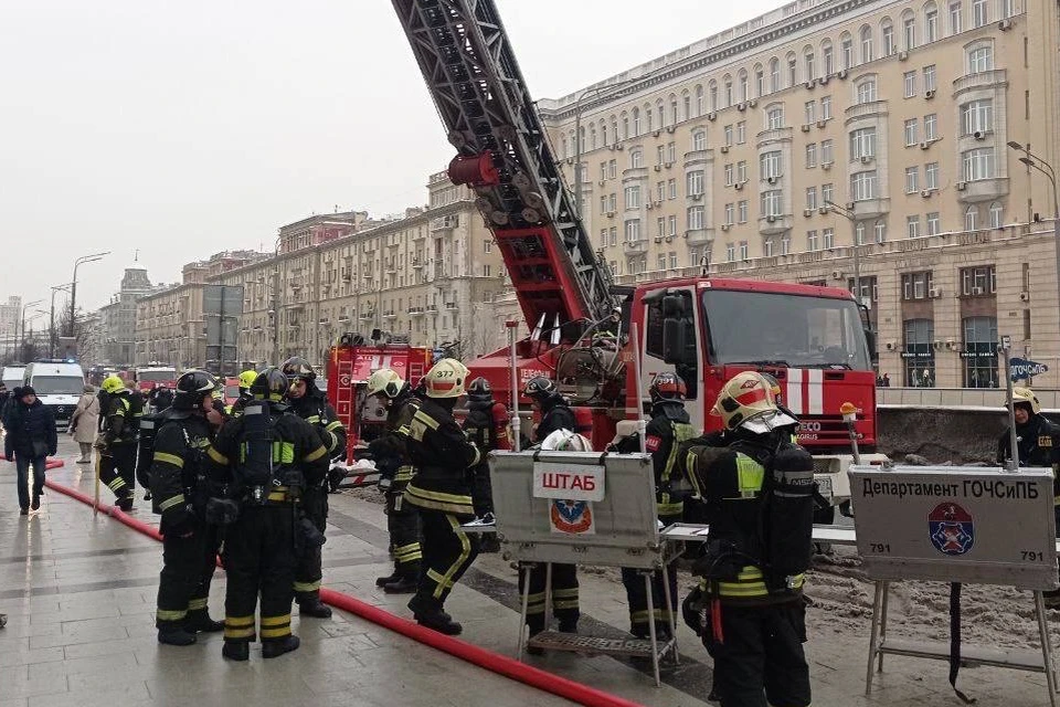 Огонь уже распространился на 250 квадратных метров