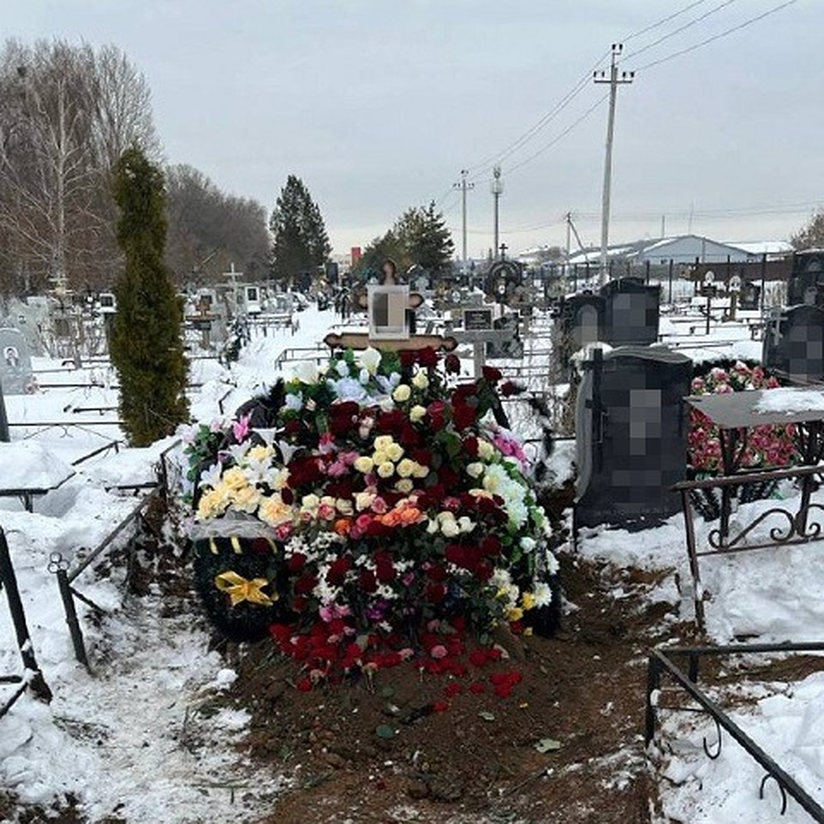 Хотела быть рядом с бабушкой и дедушкой: женщину тайно похоронили на  тропинке закрытого кладбища под Самарой - KP.RU