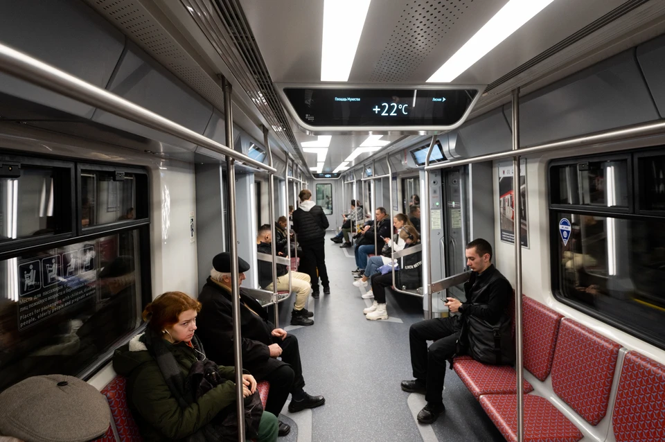 Вице-губернатор Поляков заявил, что поезда со сквозным проходом не подходят для метро Петербурга.