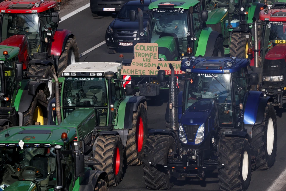 Колонны тракторов вошли в Брюссель, фермеры протестуют против сокращения субсидирования и засилья украинской сельхозпродукции.