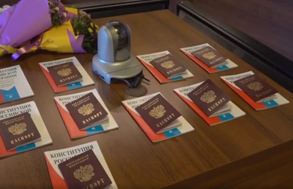 Паспорта получили 10 подростков. Фото: ГУ МВД России по СПб и ЛО