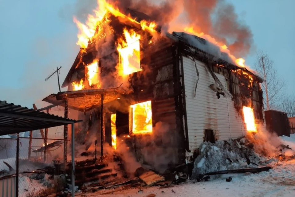 Котел взорвался , дом сгорел, все живы. Фото ГУ МЧС России по Владимирской области